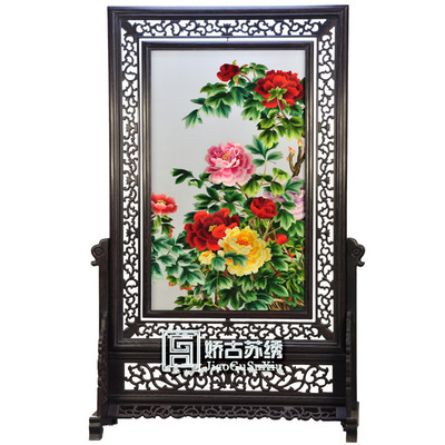 蘇繡牡丹雞翅木豎架 一針一線繡繁華，匠心獨運贈外賓